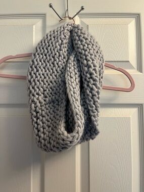 American Eagle Outfitters Chunky Knit Infinity Scarf in Light Gray